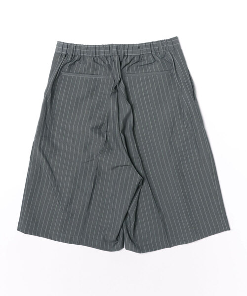 Chikashitsu +（チカシツプラス）の「【Chikashitsu +】stripe bermuda shorts (3color) / 【チカシツプラス】ストライプスラックスバミューダパンツ＜着用動画あり＞（スラックス・メンズ・ブラック/グレー/ネイビー・L/M）」の4枚目の写真