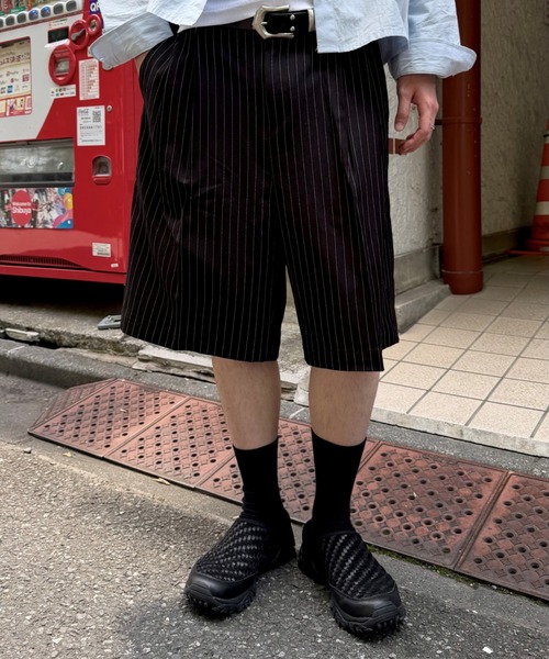 Chikashitsu +（チカシツプラス）の「【Chikashitsu +】stripe bermuda shorts (3color) / 【チカシツプラス】ストライプスラックスバミューダパンツ＜着用動画あり＞（スラックス・メンズ・ブラック/グレー/ネイビー・L/M）」の2枚目の写真