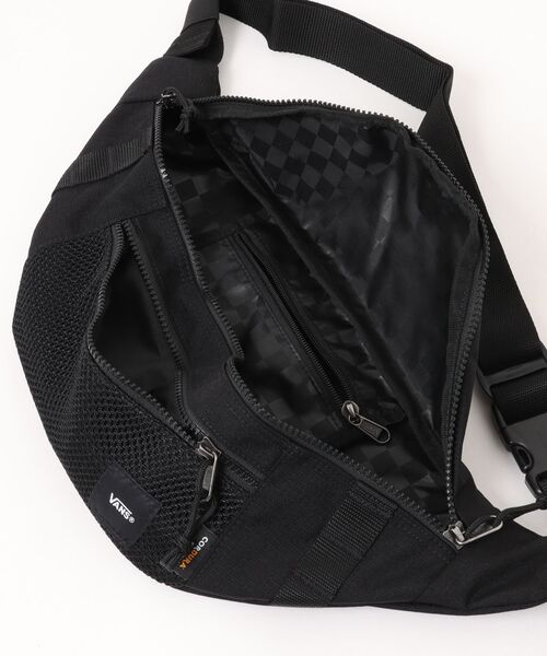 VANS(バンズ)の「VANS ヴァンズ Cross Body Pack カジュアルバッグ VN0A2ZXXBKA BLACK-BLACK(ボディバッグ/ウエストポーチ・メンズ・ブラック・FREE)」の4枚目の写真