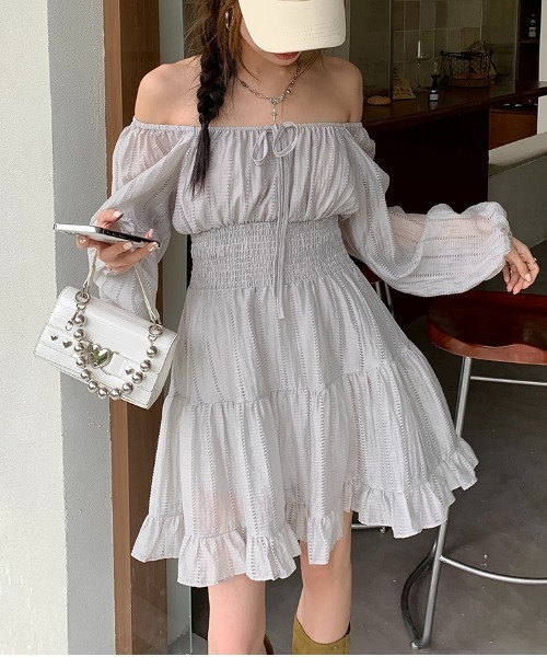 LUCPY(ラクピー)の「2WAYオフショルシャーリングティアードワンピース(ワンピース・レディース・グレー・LARGE/MEDIUM/SMALL)」の2枚目の写真
