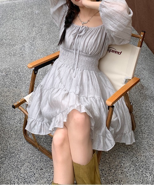 LUCPY(ラクピー)の「2WAYオフショルシャーリングティアードワンピース(ワンピース・レディース・グレー・LARGE/MEDIUM/SMALL)」の3枚目の写真