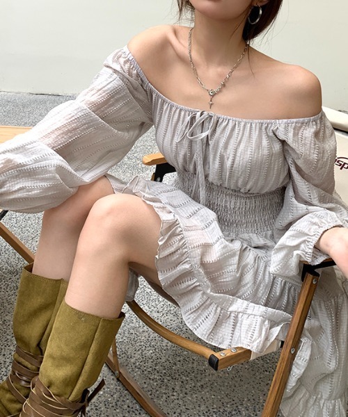 LUCPY(ラクピー)の「2WAYオフショルシャーリングティアードワンピース(ワンピース・レディース・グレー・LARGE/MEDIUM/SMALL)」の4枚目の写真