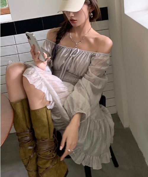 LUCPY(ラクピー)の「2WAYオフショルシャーリングティアードワンピース(ワンピース・レディース・グレー・LARGE/MEDIUM/SMALL)」の5枚目の写真