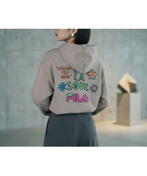 FILA（フィラ）の「DE LA SOUL×FILA HOODIE / デラソウル×フィラ　スウェットフーディ（パーカー・レディース・ベージュ/ブラック・S/L/M/XL）」の2枚目の写真