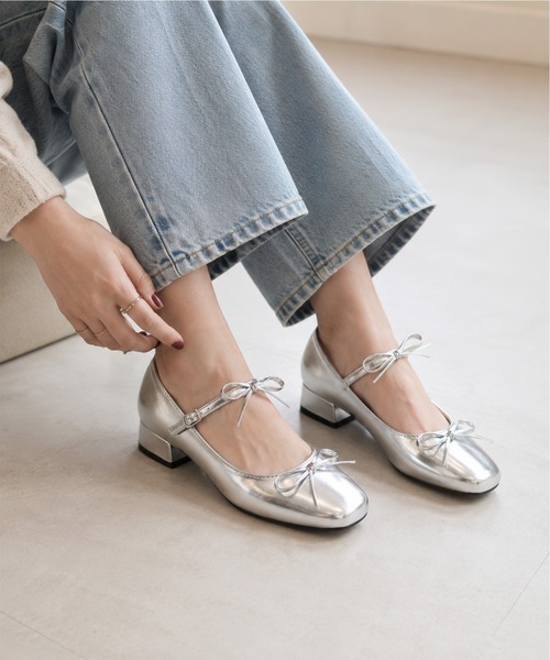 shoes365(シューズスリーシックスファイヴ)の「SHOES 365 スクエアトゥメリージェーンパンプス(パンプス・レディース・シルバー・23.5cm/24.0cm/23.0cm)」の1枚目の写真