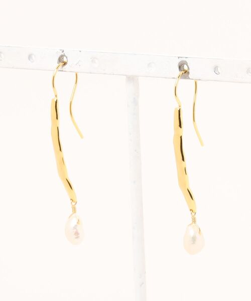A.en(エイエン )の「【CHAN LUU】GOLD WAVE PEARL DROP EARRINGS WHITE(ピアス(両耳用)・レディース・ホワイト・ONE SIZE)」の1枚目の写真