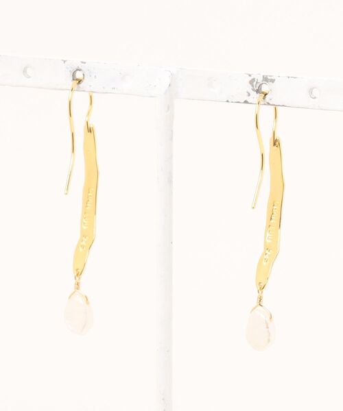 A.en(エイエン )の「【CHAN LUU】GOLD WAVE PEARL DROP EARRINGS WHITE(ピアス(両耳用)・レディース・ホワイト・ONE SIZE)」の2枚目の写真