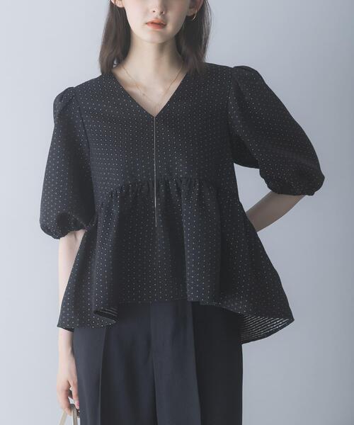 URBAN RESEARCH ROSSO WOMEN（アーバンリサーチ　ロッソ）の「『WEB限定』ジャガードペプラムＶネックブラウス（シャツ/ブラウス・レディース・ネイビー/ブラック・FREE）」の2枚目の写真