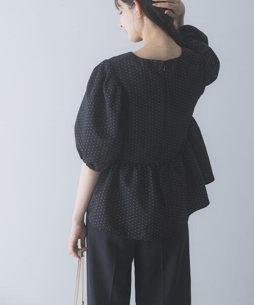 URBAN RESEARCH ROSSO WOMEN（アーバンリサーチ　ロッソ）の「『WEB限定』ジャガードペプラムＶネックブラウス（シャツ/ブラウス・レディース・ネイビー/ブラック・FREE）」の4枚目の写真