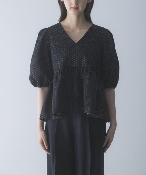 URBAN RESEARCH ROSSO WOMEN（アーバンリサーチ　ロッソ）の「『WEB限定』ジャガードペプラムＶネックブラウス（シャツ/ブラウス・レディース・ネイビー/ブラック・FREE）」の6枚目の写真