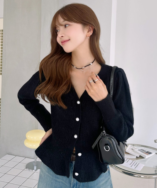 Ada.(エイダ)の「パールボタン付き Vネック ペプラム ニットカーディガン(カーディガン/ボレロ・レディース・レッド/ブラック/アイボリー/グレー・FREE)」の2枚目の写真