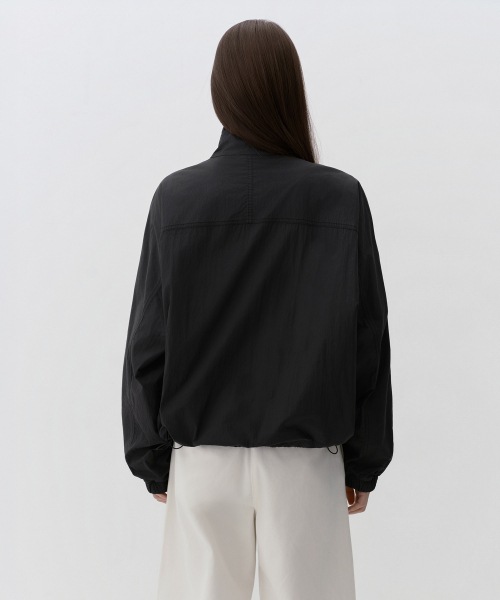 MUSINSA STANDARD WOMAN（ムシンサスタンダードウーマン）の「ウィメンズ CN ハイネック ウィンドブレーカー [ブラック]（ナイロンジャケット・レディース・その他・MEDIUM/LARGE/SMALL/X-SMALL）」の3枚目の写真
