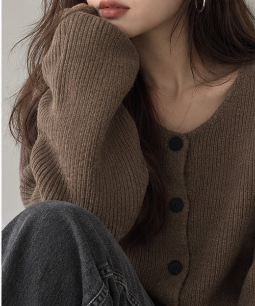CLOTHY（クロシィ）の「【ふんわり柔らか。毎日にちょうどいい、大人のベーシックカーデ】リブ編み Vネック カーディガン（カーディガン/ボレロ・レディース・ブラウン/ベージュ/パープル・FREE）」の2枚目の写真