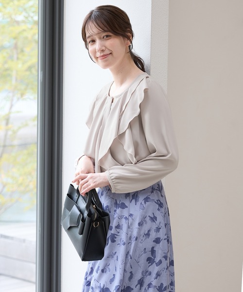 Honeys(ハニーズ)の「ラッフルフリルブラウス(シャツ/ブラウス・レディース・グレイッシュブルー/ラベンダー/グレイッシュベージュ/ブラック・L/LL/M/S)」の14枚目の写真
