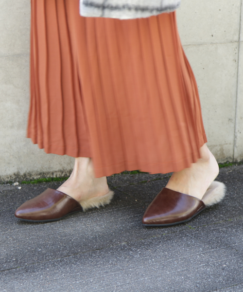 SESTO（セスト）の「ポインテッドトゥファースリッパ（サンダル・レディース・ブラウン/ブラック系その他/ブラック×ブラック/ブラック×グレー・L/S/LL/M/3L）」の4枚目の写真