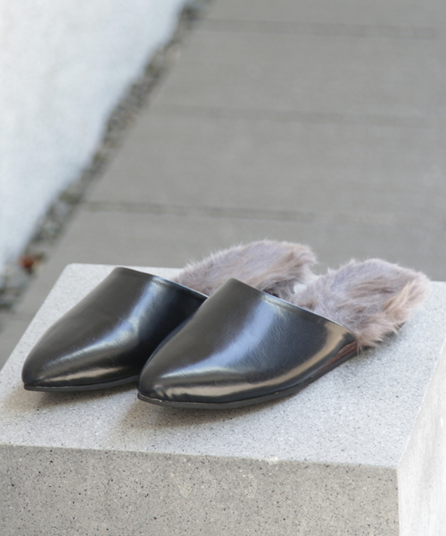 SESTO（セスト）の「ポインテッドトゥファースリッパ（サンダル・レディース・ブラウン/ブラック系その他/ブラック×ブラック/ブラック×グレー・L/S/LL/M/3L）」の2枚目の写真