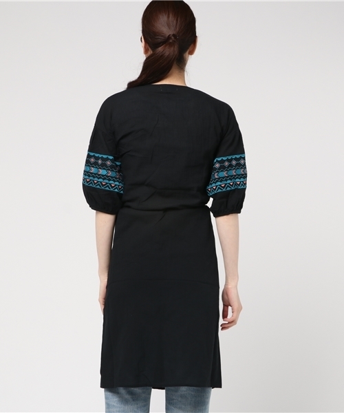 WEGO(ウィゴー)の「WEGO/エスニック刺繍ロングガウン(カーディガン/ボレロ・レディース・ホワイト/ブラック・FREE)」の9枚目の写真
