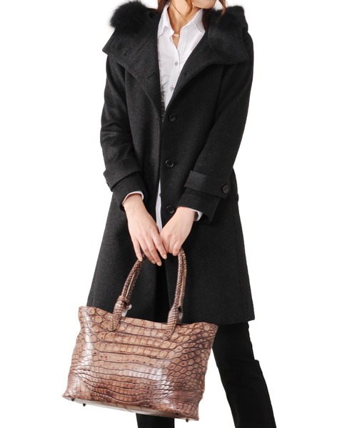 Filomo（フィローモ）の「[Filomo]ウール＆カシミヤコートファーフード付き（ステンカラーコート・レディース・ブラック/ネイビー/ダークグレー/キャメル/グレー・9号/13号/15号/11号）」の4枚目の写真