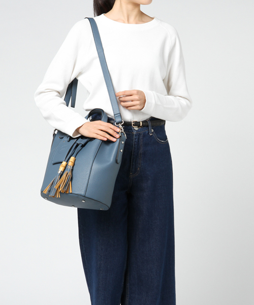 un dix cors(アンディコール)の「バンブータッセルショルダーBAG(ショルダーバッグ・レディース・モカ/ブルー・フリ-)」の6枚目の写真