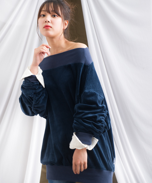 ROGER AND RAW(ロジャーアンドロウ)の「Roger&Raw / 綿ベロアオフショル袖シャツプルオーバー(ニット/セーター・レディース・ブラック/チャコールグレー/カーキ/ネイビー・M)」の4枚目の写真
