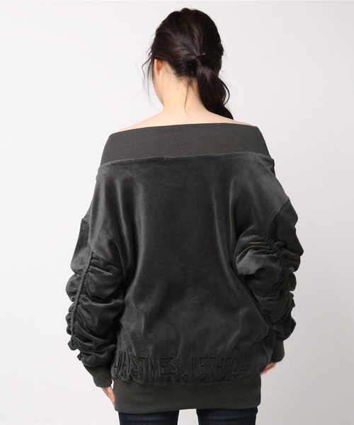 ROGER AND RAW(ロジャーアンドロウ)の「Roger&Raw / 綿ベロアオフショル袖シャツプルオーバー(ニット/セーター・レディース・ブラック/チャコールグレー/カーキ/ネイビー・M)」の8枚目の写真