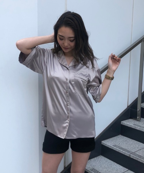 ENVYM(アンビー)の「サテンパイピングSH(シャツ/ブラウス・レディース・ホワイト/ベージュ・FREE)」の2枚目の写真