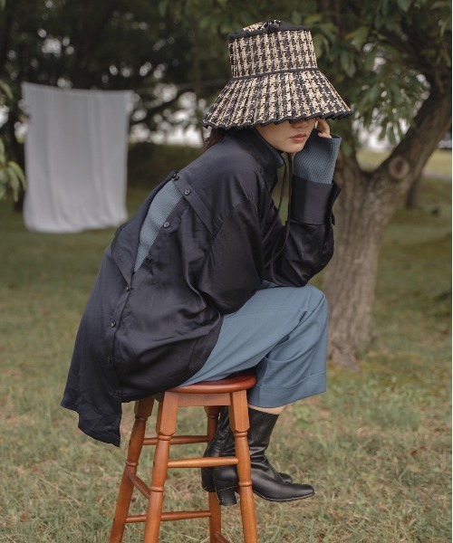 akuR(アクル)の「【akuR/2020AW】マルチwayサテンバックボタンシャツ(シャツ/ブラウス・レディース・ブルー/ネイビー/ホワイト・FREE)」の1枚目の写真