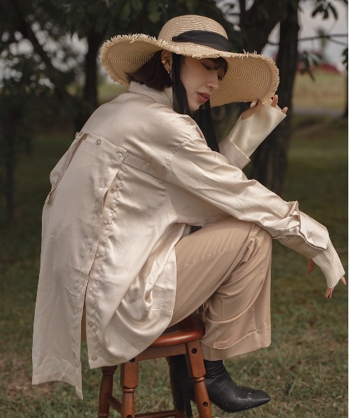 akuR(アクル)の「【akuR/2020AW】マルチwayサテンバックボタンシャツ(シャツ/ブラウス・レディース・ブルー/ネイビー/ホワイト・FREE)」の3枚目の写真