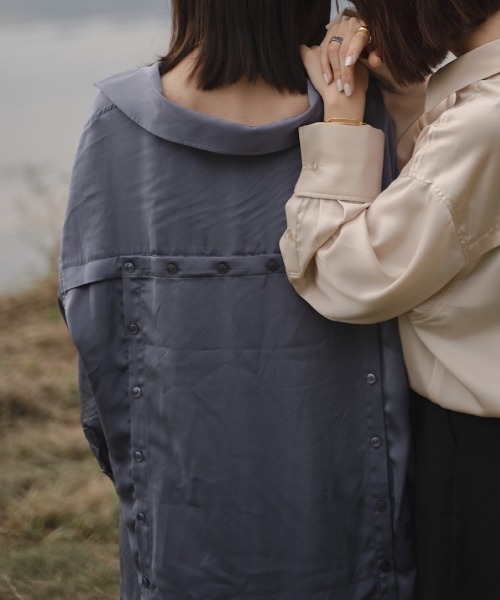 akuR(アクル)の「【akuR/2020AW】マルチwayサテンバックボタンシャツ(シャツ/ブラウス・レディース・ブルー/ネイビー/ホワイト・FREE)」の2枚目の写真