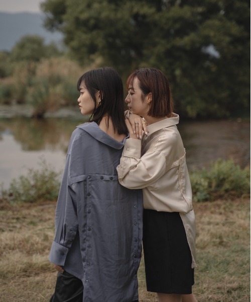 akuR(アクル)の「【akuR/2020AW】マルチwayサテンバックボタンシャツ(シャツ/ブラウス・レディース・ブルー/ネイビー/ホワイト・FREE)」の9枚目の写真