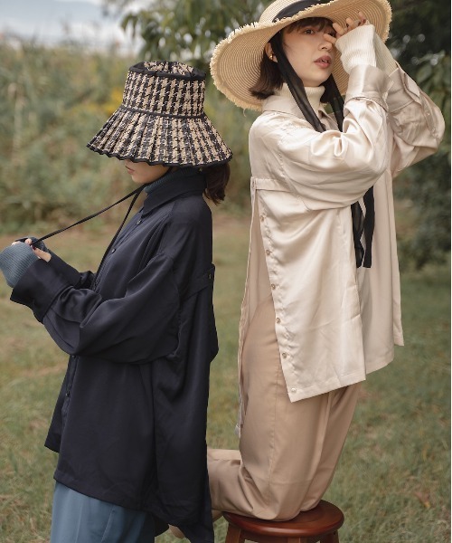 akuR(アクル)の「【akuR/2020AW】マルチwayサテンバックボタンシャツ(シャツ/ブラウス・レディース・ブルー/ネイビー/ホワイト・FREE)」の4枚目の写真