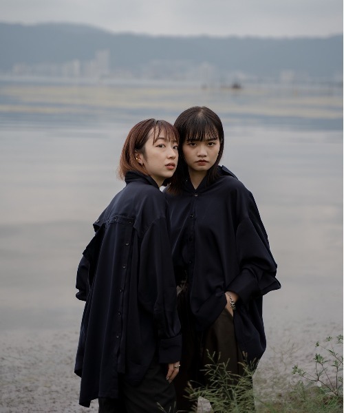 akuR(アクル)の「【akuR/2020AW】マルチwayサテンバックボタンシャツ(シャツ/ブラウス・レディース・ブルー/ネイビー/ホワイト・FREE)」の6枚目の写真