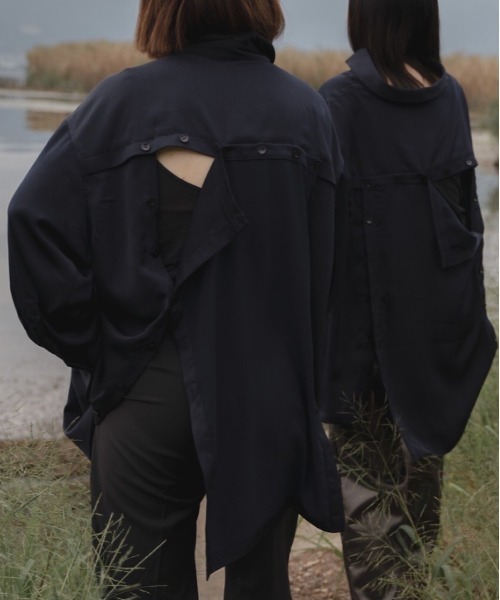 akuR(アクル)の「【akuR/2020AW】マルチwayサテンバックボタンシャツ(シャツ/ブラウス・レディース・ブルー/ネイビー/ホワイト・FREE)」の7枚目の写真