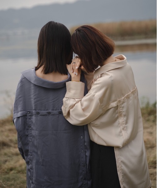 akuR(アクル)の「【akuR/2020AW】マルチwayサテンバックボタンシャツ(シャツ/ブラウス・レディース・ブルー/ネイビー/ホワイト・FREE)」の21枚目の写真