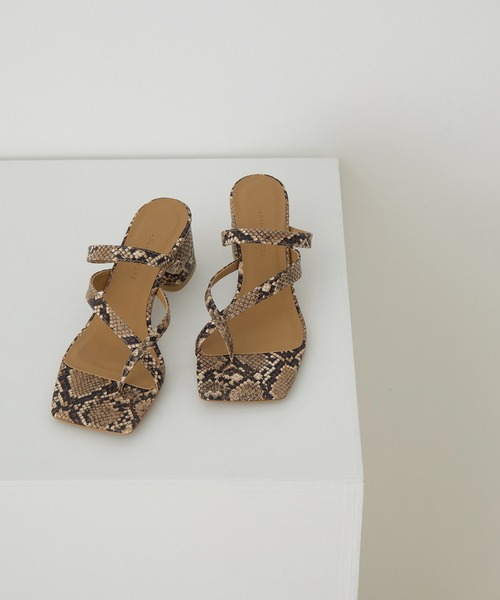 ADAM ET ROPE'(アダムエロペ)の「クロスラインレザーサンダル(サンダル・レディース・オフホワイト/オリーブ/ブラック系その他・22.5cm/23.5cm/24.5cm/23.0cm/24.0cm)」の3枚目の写真