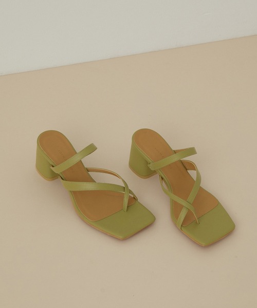 ADAM ET ROPE'(アダムエロペ)の「クロスラインレザーサンダル(サンダル・レディース・オフホワイト/オリーブ/ブラック系その他・22.5cm/23.5cm/24.5cm/23.0cm/24.0cm)」の1枚目の写真