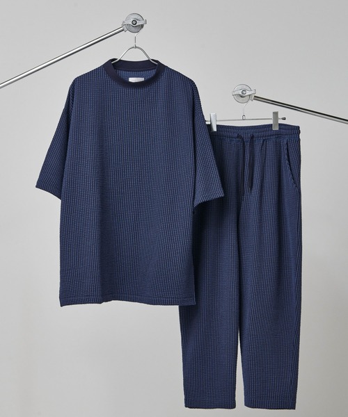 Loungewear tokyo(ラウンジウェアトウキョウ)の「【ラウンジウェアセットアップ】リラックス カットサッカー地 モックネック半袖Tシャツ×ラウンジイージーパンツ ワンマイルウェア(ルームウェア/パジャマ・メンズ・ブラック/ネイビー/ホワイト系その他/グレー系その他/ホワイト系その他2・M/L/XL)」の5枚目の写真