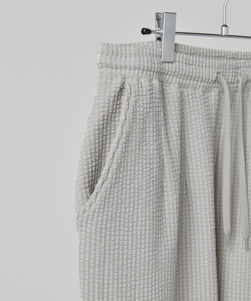 Loungewear tokyo(ラウンジウェアトウキョウ)の「【ラウンジウェアセットアップ】リラックス カットサッカー地 モックネック半袖Tシャツ×ラウンジイージーパンツ ワンマイルウェア(ルームウェア/パジャマ・メンズ・ブラック/ネイビー/ホワイト系その他/グレー系その他/ホワイト系その他2・M/L/XL)」の17枚目の写真