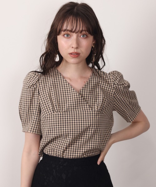 ASTORIA ODIER(アストリアオディール)の「ギャザースリーブⅤネックバックリボンブラウス(シャツ/ブラウス・レディース・ブラック/ベージュ/ホワイト×ブラック/キャメル・MEDIUM)」の4枚目の写真