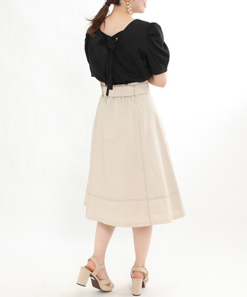 ASTORIA ODIER(アストリアオディール)の「ギャザースリーブⅤネックバックリボンブラウス(シャツ/ブラウス・レディース・ブラック/ベージュ/ホワイト×ブラック/キャメル・MEDIUM)」の6枚目の写真
