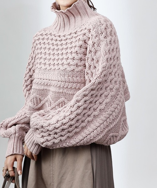 COLONY 2139（コロニートゥーワンスリーナイン）の「【WEB・一部店舗限定】短丈ケーブルハイネックニット（ニット/セーター・レディース・チャコールグレー/ブラック/ピンク/アイボリー・FREE）」の4枚目の写真