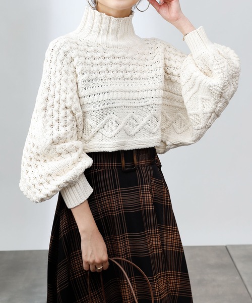 COLONY 2139（コロニートゥーワンスリーナイン）の「【WEB・一部店舗限定】短丈ケーブルハイネックニット（ニット/セーター・レディース・チャコールグレー/ブラック/ピンク/アイボリー・FREE）」の17枚目の写真