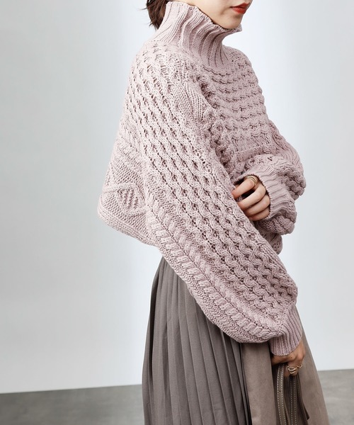 COLONY 2139（コロニートゥーワンスリーナイン）の「【WEB・一部店舗限定】短丈ケーブルハイネックニット（ニット/セーター・レディース・チャコールグレー/ブラック/ピンク/アイボリー・FREE）」の11枚目の写真