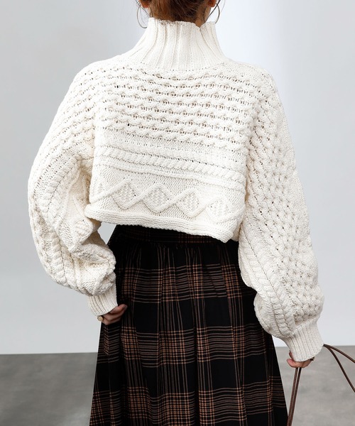 COLONY 2139（コロニートゥーワンスリーナイン）の「【WEB・一部店舗限定】短丈ケーブルハイネックニット（ニット/セーター・レディース・チャコールグレー/ブラック/ピンク/アイボリー・FREE）」の22枚目の写真