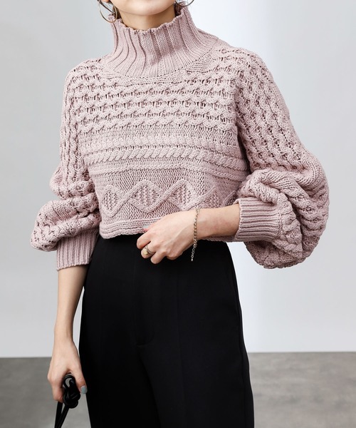 COLONY 2139（コロニートゥーワンスリーナイン）の「【WEB・一部店舗限定】短丈ケーブルハイネックニット（ニット/セーター・レディース・チャコールグレー/ブラック/ピンク/アイボリー・FREE）」の6枚目の写真