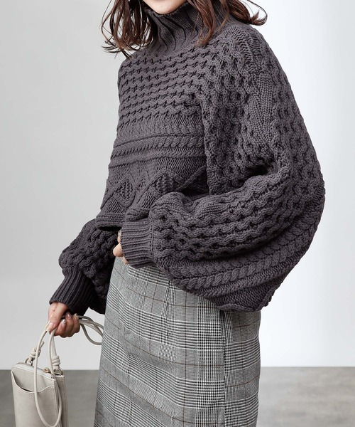 COLONY 2139（コロニートゥーワンスリーナイン）の「【WEB・一部店舗限定】短丈ケーブルハイネックニット（ニット/セーター・レディース・チャコールグレー/ブラック/ピンク/アイボリー・FREE）」の14枚目の写真