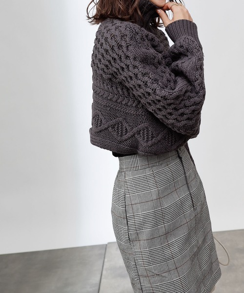 COLONY 2139（コロニートゥーワンスリーナイン）の「【WEB・一部店舗限定】短丈ケーブルハイネックニット（ニット/セーター・レディース・チャコールグレー/ブラック/ピンク/アイボリー・FREE）」の5枚目の写真
