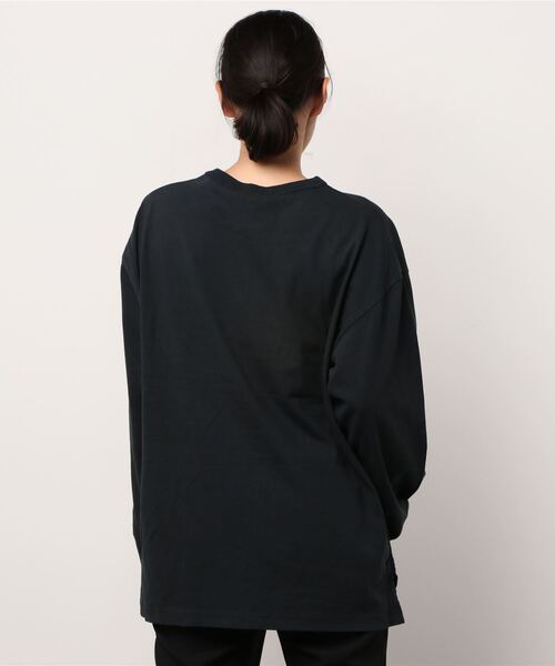 AVIREX（アヴィレックス）の「フェイドウォッシュロングスリーブティーシャツ/ L/S FADE WASH T-SHIRT（Tシャツ/カットソー・レディース・カモフラージュ/ブラック/オフホワイト・FREE）」の4枚目の写真