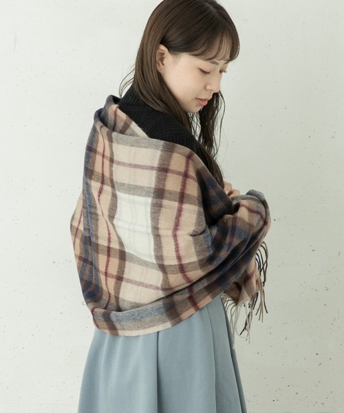 URBAN RESEARCH Sonny Label（アーバンリサーチサニーレーベル）の「大判ウールチェックストール（マフラー・レディース・ブラウン/ライトグレー/ネイビー/チャコールグレー・ONE）」の7枚目の写真