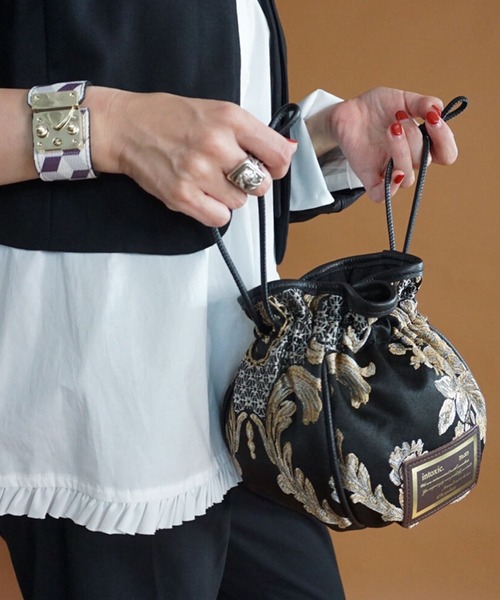 intoxic.（イントキシック）の「DAMASK JACQUARD EGG YOLK エッグヨーク（ショルダーバッグ・レディース・ブラック/オレンジ/ブルー・FREE）」の4枚目の写真